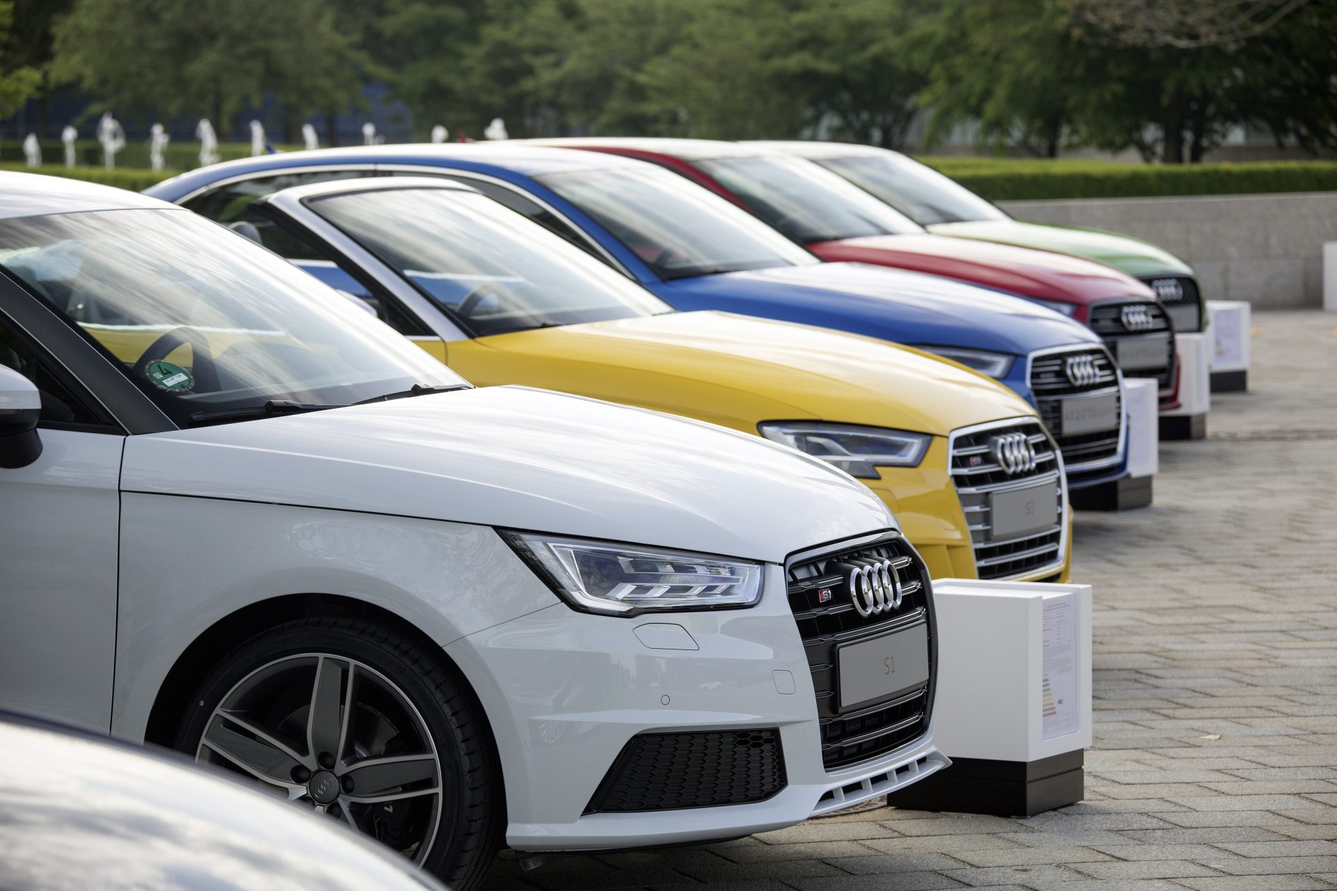 Farbenfrohe Audi-Automobile aufgereiht