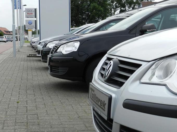 eine Gruppe von Autos, die auf einem Parkplatz geparkt sind