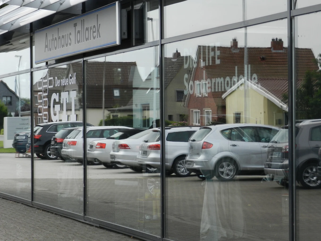 Eine Reihe von Oldtimern ist in einer Museumshalle ausgestellt.