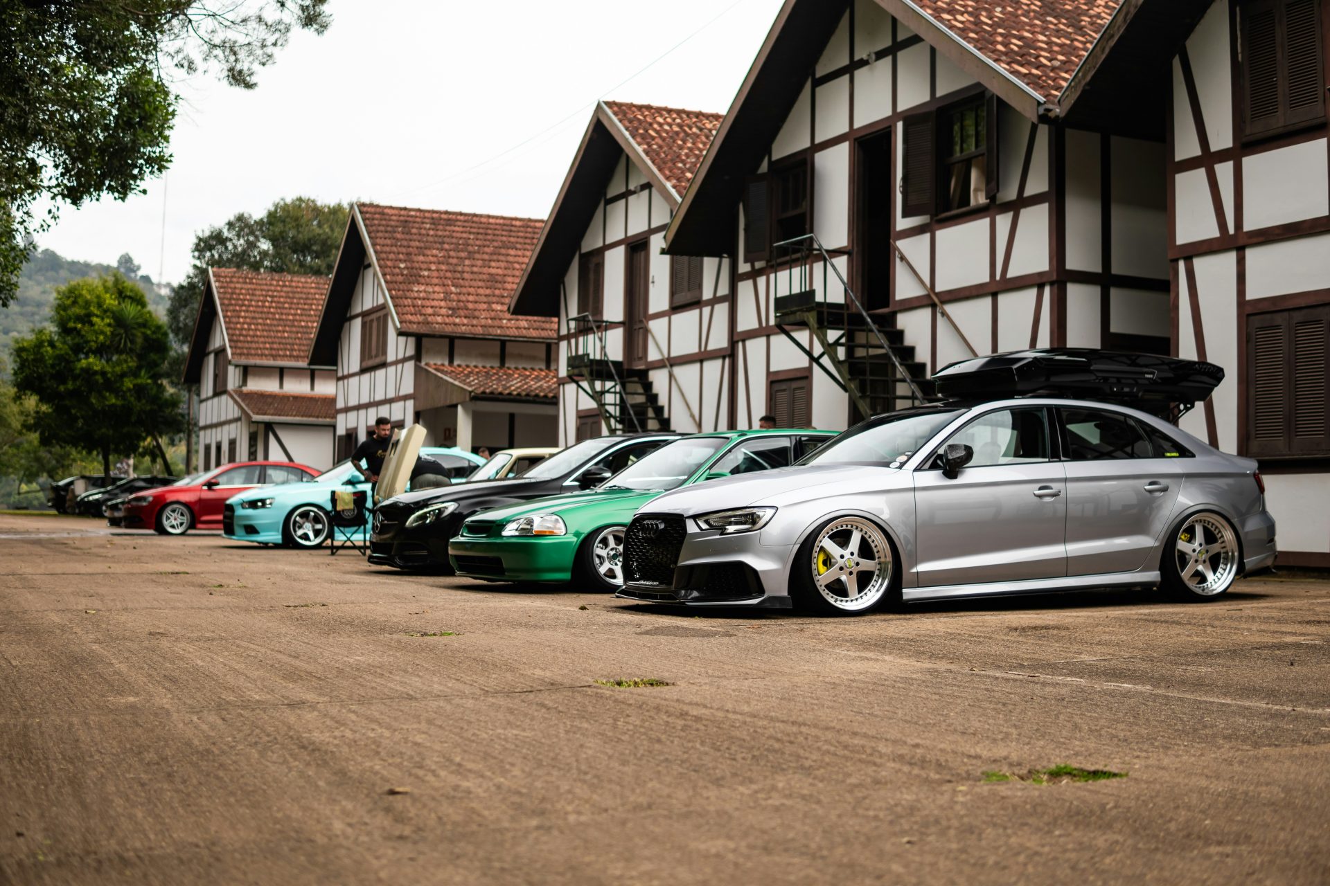 Mehrere Autos parkten in einer Reihe vor den Gebäuden.