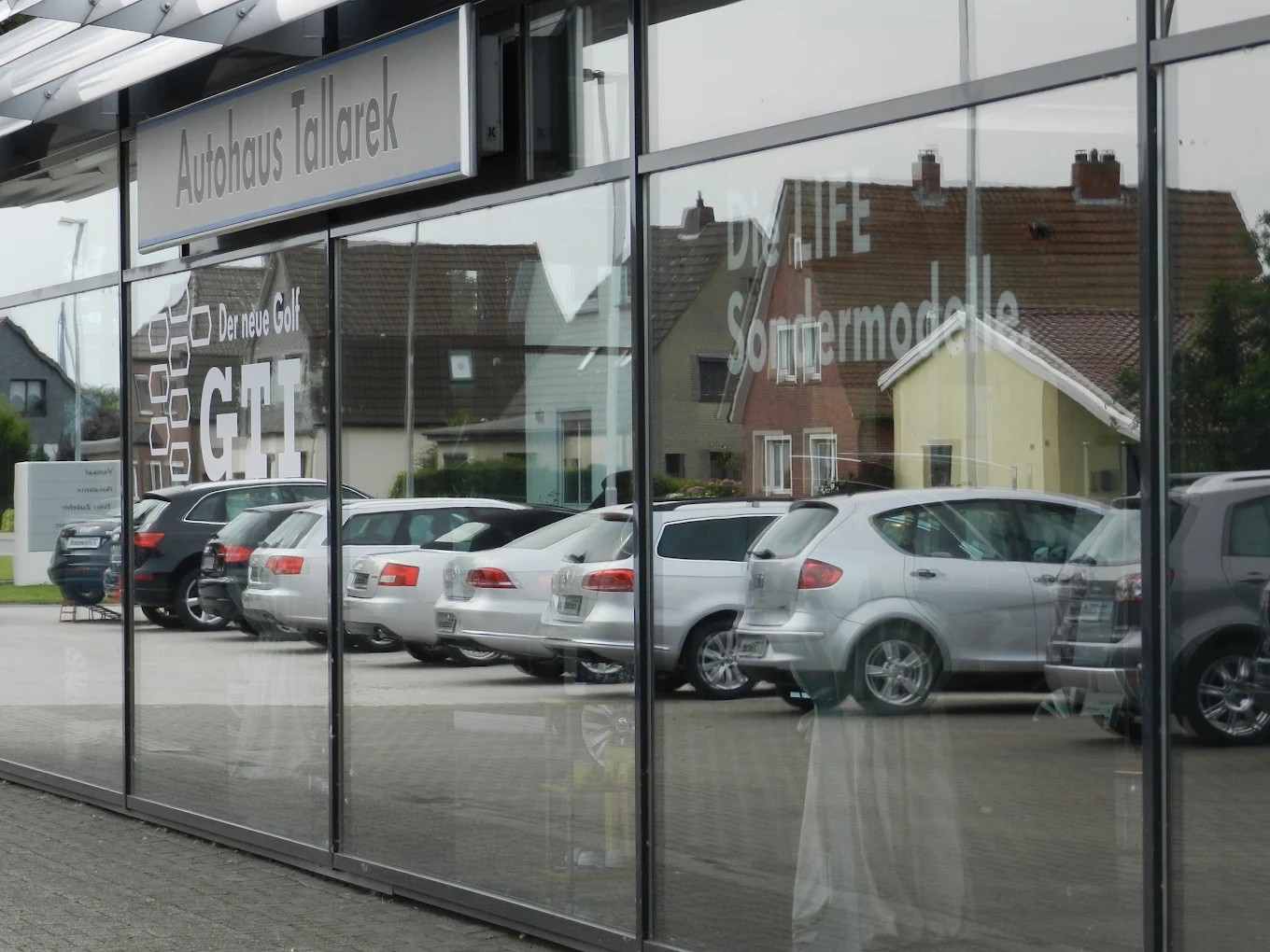 Eine Reihe von Oldtimern ist in einer Museumshalle ausgestellt.